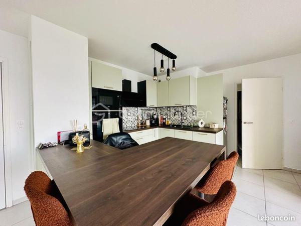 LATTES –
Karine vous propose de découvrir ce magnifique appartement T3 de 59 m², situé au dernier étage d'une résidence sécurisée livrée en 2024, alliant confort, modernité et emplacement privilégié.

Dès l'entrée, vous serez séduit par une belle pièce de vie lumineuse de 24 m² avec sa cuisine ouverte, aménagée et entièrement équipée. Cet espace convivial s'ouvre sur une agréable terrasse exposée Nord-Ouest, 
L'espace nuit se compose de deux belles chambres, d'une salle de bains contemporaine et d' un WC indépendant.

 L'appartement dispose d'un chauffage au gaz et est vendu avec deux places de stationnement privatives en sous-sol.

Son emplacement est un véritable atout : à seulement 3 minutes du tramway, à proximité immédiate des commerces, des pistes cyclables, des plages et des principaux axes routiers, vous bénéficierez d'un cadre de vie pratique et recherché.

Informations complémentaires :

Charges annuelles : 1 200 €
Taxe foncière : 1 040 €

Les + de ce bien :
✔ Résidence récente (2024) sous garantie décennale
✔ Dernier étage
✔ Appartement très lumineux
✔ Cuisine aménagée et équipée
✔ Terrasse agréable
✔ Deux places de parking en sous-sol
✔ Proximité du tramway, des commerces, des plages et des grands axes

Un appartement clé en main, idéal pour une résidence principale, un pied-à-terre ou un investissement de qualité. Une visite s'impose !