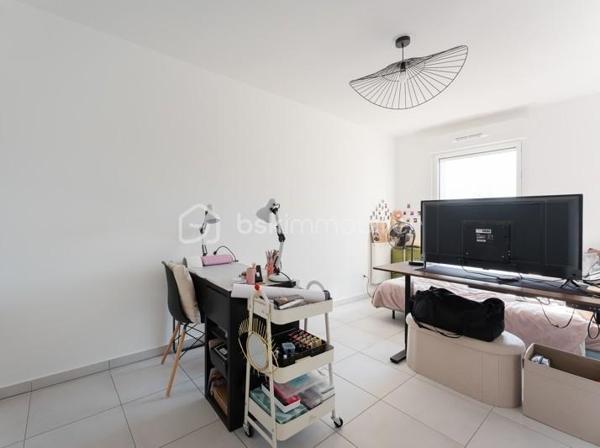 LATTES –
Karine vous propose de découvrir ce magnifique appartement T3 de 59 m², situé au dernier étage d'une résidence sécurisée livrée en 2024, alliant confort, modernité et emplacement privilégié.

Dès l'entrée, vous serez séduit par une belle pièce de vie lumineuse de 24 m² avec sa cuisine ouverte, aménagée et entièrement équipée. Cet espace convivial s'ouvre sur une agréable terrasse exposée Nord-Ouest, 
L'espace nuit se compose de deux belles chambres, d'une salle de bains contemporaine et d' un WC indépendant.

 L'appartement dispose d'un chauffage au gaz et est vendu avec deux places de stationnement privatives en sous-sol.

Son emplacement est un véritable atout : à seulement 3 minutes du tramway, à proximité immédiate des commerces, des pistes cyclables, des plages et des principaux axes routiers, vous bénéficierez d'un cadre de vie pratique et recherché.

Informations complémentaires :

Charges annuelles : 1 200 €
Taxe foncière : 1 040 €

Les + de ce bien :
✔ Résidence récente (2024) sous garantie décennale
✔ Dernier étage
✔ Appartement très lumineux
✔ Cuisine aménagée et équipée
✔ Terrasse agréable
✔ Deux places de parking en sous-sol
✔ Proximité du tramway, des commerces, des plages et des grands axes

Un appartement clé en main, idéal pour une résidence principale, un pied-à-terre ou un investissement de qualité. Une visite s'impose !