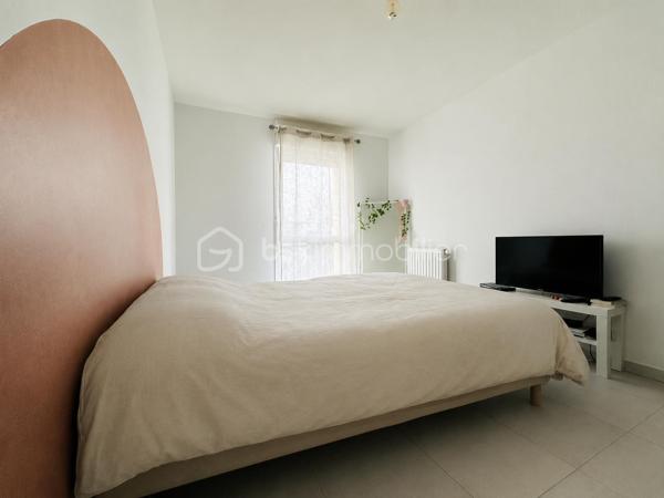 LATTES –
Karine vous propose de découvrir ce magnifique appartement T3 de 59 m², situé au dernier étage d'une résidence sécurisée livrée en 2024, alliant confort, modernité et emplacement privilégié.

Dès l'entrée, vous serez séduit par une belle pièce de vie lumineuse de 24 m² avec sa cuisine ouverte, aménagée et entièrement équipée. Cet espace convivial s'ouvre sur une agréable terrasse exposée Nord-Ouest, 
L'espace nuit se compose de deux belles chambres, d'une salle de bains contemporaine et d' un WC indépendant.

 L'appartement dispose d'un chauffage au gaz et est vendu avec deux places de stationnement privatives en sous-sol.

Son emplacement est un véritable atout : à seulement 3 minutes du tramway, à proximité immédiate des commerces, des pistes cyclables, des plages et des principaux axes routiers, vous bénéficierez d'un cadre de vie pratique et recherché.

Informations complémentaires :

Charges annuelles : 1 200 €
Taxe foncière : 1 040 €

Les + de ce bien :
✔ Résidence récente (2024) sous garantie décennale
✔ Dernier étage
✔ Appartement très lumineux
✔ Cuisine aménagée et équipée
✔ Terrasse agréable
✔ Deux places de parking en sous-sol
✔ Proximité du tramway, des commerces, des plages et des grands axes

Un appartement clé en main, idéal pour une résidence principale, un pied-à-terre ou un investissement de qualité. Une visite s'impose !