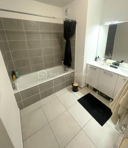 LATTES –
Karine vous propose de découvrir ce magnifique appartement T3 de 59 m², situé au dernier étage d'une résidence sécurisée livrée en 2024, alliant confort, modernité et emplacement privilégié.

Dès l'entrée, vous serez séduit par une belle pièce de vie lumineuse de 24 m² avec sa cuisine ouverte, aménagée et entièrement équipée. Cet espace convivial s'ouvre sur une agréable terrasse exposée Nord-Ouest, 
L'espace nuit se compose de deux belles chambres, d'une salle de bains contemporaine et d' un WC indépendant.

 L'appartement dispose d'un chauffage au gaz et est vendu avec deux places de stationnement privatives en sous-sol.

Son emplacement est un véritable atout : à seulement 3 minutes du tramway, à proximité immédiate des commerces, des pistes cyclables, des plages et des principaux axes routiers, vous bénéficierez d'un cadre de vie pratique et recherché.

Informations complémentaires :

Charges annuelles : 1 200 €
Taxe foncière : 1 040 €

Les + de ce bien :
✔ Résidence récente (2024) sous garantie décennale
✔ Dernier étage
✔ Appartement très lumineux
✔ Cuisine aménagée et équipée
✔ Terrasse agréable
✔ Deux places de parking en sous-sol
✔ Proximité du tramway, des commerces, des plages et des grands axes

Un appartement clé en main, idéal pour une résidence principale, un pied-à-terre ou un investissement de qualité. Une visite s'impose !