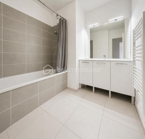 LATTES –
Karine vous propose de découvrir ce magnifique appartement T3 de 59 m², situé au dernier étage d'une résidence sécurisée livrée en 2024, alliant confort, modernité et emplacement privilégié.

Dès l'entrée, vous serez séduit par une belle pièce de vie lumineuse de 24 m² avec sa cuisine ouverte, aménagée et entièrement équipée. Cet espace convivial s'ouvre sur une agréable terrasse exposée Nord-Ouest, 
L'espace nuit se compose de deux belles chambres, d'une salle de bains contemporaine et d' un WC indépendant.

 L'appartement dispose d'un chauffage au gaz et est vendu avec deux places de stationnement privatives en sous-sol.

Son emplacement est un véritable atout : à seulement 3 minutes du tramway, à proximité immédiate des commerces, des pistes cyclables, des plages et des principaux axes routiers, vous bénéficierez d'un cadre de vie pratique et recherché.

Informations complémentaires :

Charges annuelles : 1 200 €
Taxe foncière : 1 040 €

Les + de ce bien :
✔ Résidence récente (2024) sous garantie décennale
✔ Dernier étage
✔ Appartement très lumineux
✔ Cuisine aménagée et équipée
✔ Terrasse agréable
✔ Deux places de parking en sous-sol
✔ Proximité du tramway, des commerces, des plages et des grands axes

Un appartement clé en main, idéal pour une résidence principale, un pied-à-terre ou un investissement de qualité. Une visite s'impose !
