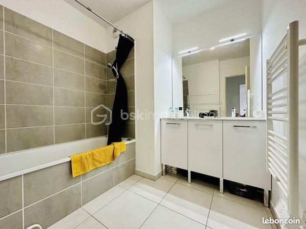 LATTES –
Karine vous propose de découvrir ce magnifique appartement T3 de 59 m², situé au dernier étage d'une résidence sécurisée livrée en 2024, alliant confort, modernité et emplacement privilégié.

Dès l'entrée, vous serez séduit par une belle pièce de vie lumineuse de 24 m² avec sa cuisine ouverte, aménagée et entièrement équipée. Cet espace convivial s'ouvre sur une agréable terrasse exposée Nord-Ouest, 
L'espace nuit se compose de deux belles chambres, d'une salle de bains contemporaine et d' un WC indépendant.

 L'appartement dispose d'un chauffage au gaz et est vendu avec deux places de stationnement privatives en sous-sol.

Son emplacement est un véritable atout : à seulement 3 minutes du tramway, à proximité immédiate des commerces, des pistes cyclables, des plages et des principaux axes routiers, vous bénéficierez d'un cadre de vie pratique et recherché.

Informations complémentaires :

Charges annuelles : 1 200 €
Taxe foncière : 1 040 €

Les + de ce bien :
✔ Résidence récente (2024) sous garantie décennale
✔ Dernier étage
✔ Appartement très lumineux
✔ Cuisine aménagée et équipée
✔ Terrasse agréable
✔ Deux places de parking en sous-sol
✔ Proximité du tramway, des commerces, des plages et des grands axes

Un appartement clé en main, idéal pour une résidence principale, un pied-à-terre ou un investissement de qualité. Une visite s'impose !