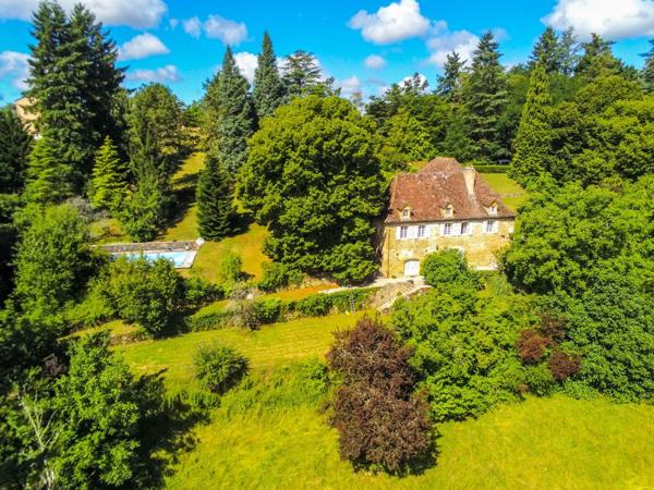 Maison bourgeoise en pierres avec terrain de 14 000m2 et piscine, à Figeac Figeac