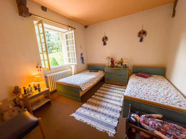 Maison bourgeoise en pierres avec terrain de 14 000m2 et piscine, à Figeac Figeac