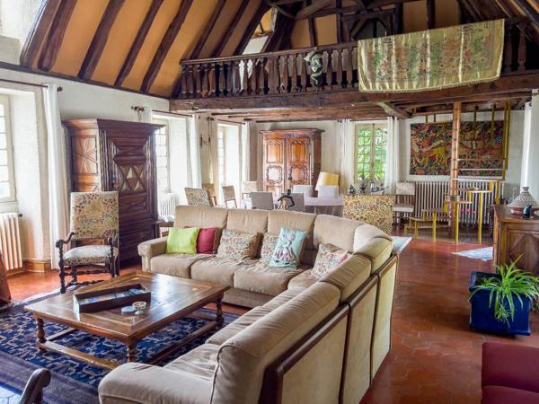 Maison bourgeoise en pierres avec terrain de 14 000m2 et piscine, à Figeac Figeac