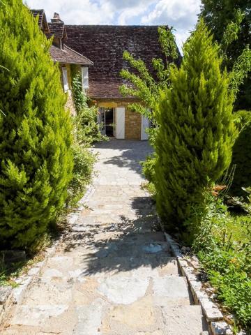 Maison bourgeoise en pierres avec terrain de 14 000m2 et piscine, à Figeac Figeac