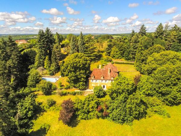 Maison bourgeoise en pierres avec terrain de 14 000m2 et piscine, à Figeac Figeac