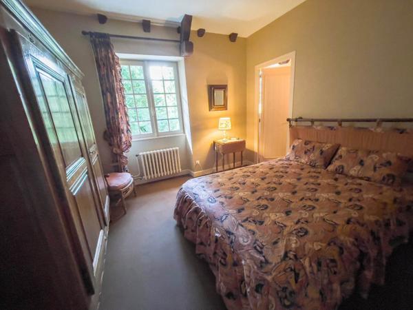 Maison bourgeoise en pierres avec terrain de 14 000m2 et piscine, à Figeac Figeac