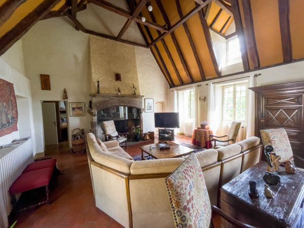 Maison bourgeoise en pierres avec terrain de 14 000m2 et piscine, à Figeac Figeac