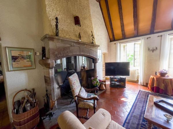 Maison bourgeoise en pierres avec terrain de 14 000m2 et piscine, à Figeac Figeac
