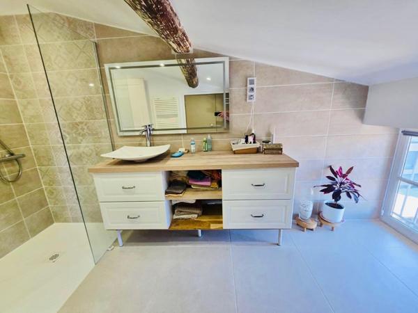 Appartement ancien rénové de type 3, avec cave et stationnement