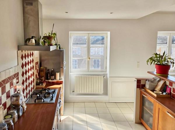 Appartement ancien rénové de type 3, avec cave et stationnement