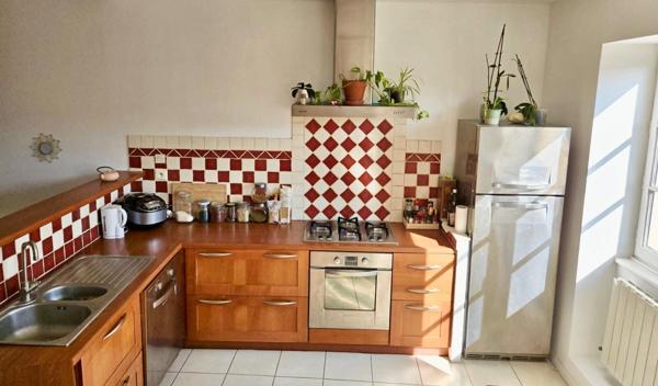 Appartement ancien rénové de type 3, avec cave et stationnement