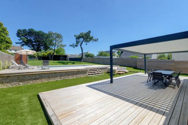 PROPRIETE D'EXCEPTION 218 m2 SUR JARDIN DE 1 500 m2
