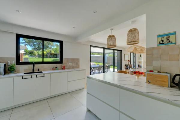PROPRIETE D'EXCEPTION 218 m2 SUR JARDIN DE 1 500 m2
