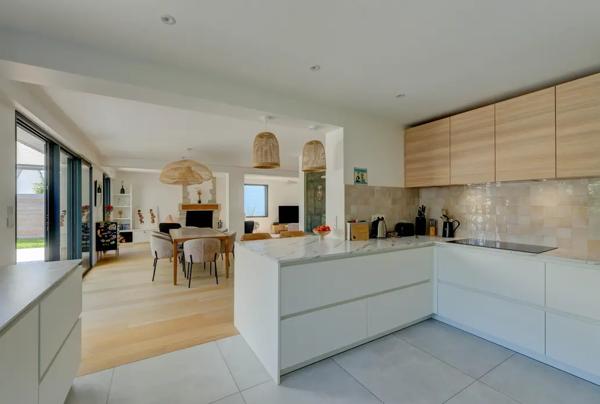 PROPRIETE D'EXCEPTION 218 m2 SUR JARDIN DE 1 500 m2
