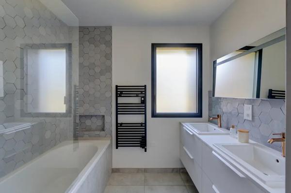 PROPRIETE D'EXCEPTION 218 m2 SUR JARDIN DE 1 500 m2