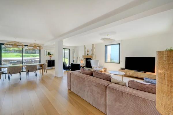 PROPRIETE D'EXCEPTION 218 m2 SUR JARDIN DE 1 500 m2