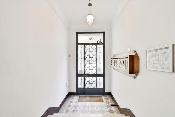 23m2 de Terrasse et 24m2 d'appartement à vendre Cinq avenues 13004 Marseille