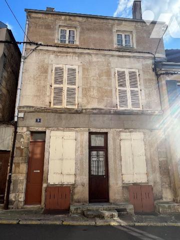 A VENDRE à AVALLON (89200), en centre ville :
Une maison d'habitation élevée sur cave comprena...