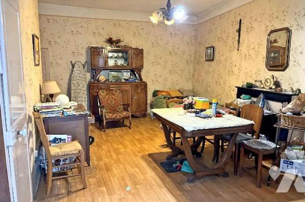 A VENDRE à AVALLON (89200), en centre ville :
Une maison d'habitation élevée sur cave comprena...