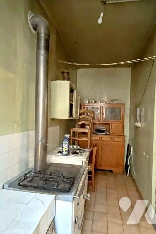 A VENDRE à AVALLON (89200), en centre ville :
Une maison d'habitation élevée sur cave comprena...