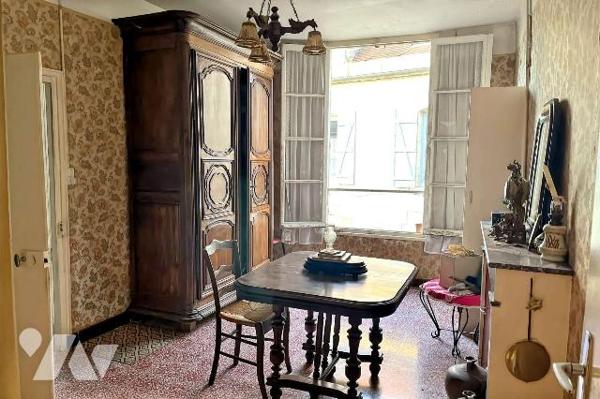 A VENDRE à AVALLON (89200), en centre ville :
Une maison d'habitation élevée sur cave comprena...