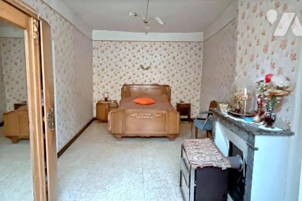 A VENDRE à AVALLON (89200), en centre ville :
Une maison d'habitation élevée sur cave comprena...