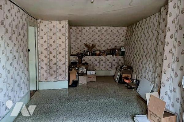 A VENDRE à AVALLON (89200), en centre ville :
Une maison d'habitation élevée sur cave comprena...