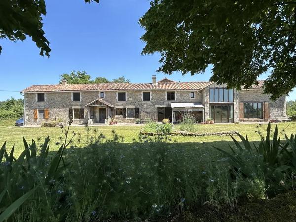 Propriété en pierre avec gîte et vue campagne