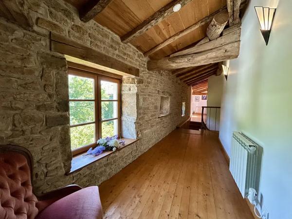 Propriété en pierre avec gîte et vue campagne