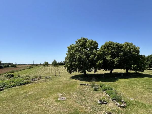 Propriété en pierre avec gîte et vue campagne
