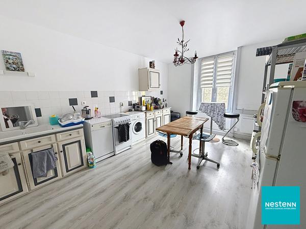 Centre ville de Feurs Immeuble d'environ 316,68 m2 , un local commercial, 2 appartements, un atelier, une cour intérieure et deux petites dépendances