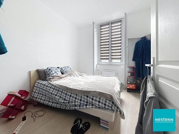 Centre ville de Feurs Immeuble d'environ 316,68 m2 , un local commercial, 2 appartements, un atelier, une cour intérieure et deux petites dépendances