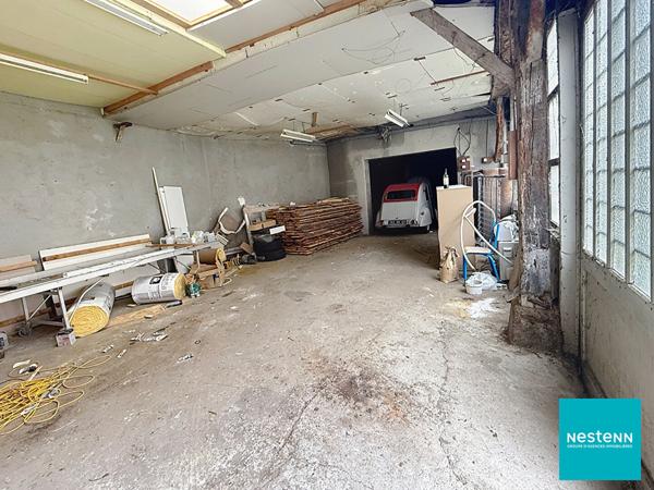 Centre ville de Feurs Immeuble d'environ 316,68 m2 , un local commercial, 2 appartements, un atelier, une cour intérieure et deux petites dépendances