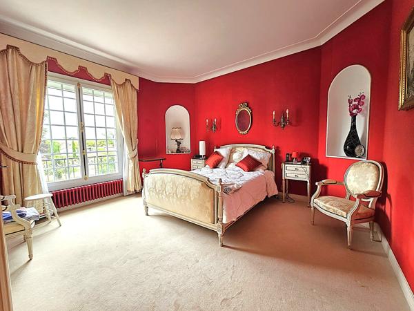 Villeneuve-sur-Lot (47300) Élégante propriété avec maison 200m², dépendances jardin et piscine