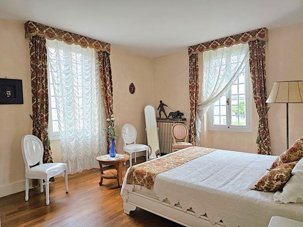 Villeneuve-sur-Lot (47300) Élégante propriété avec maison 200m², dépendances jardin et piscine