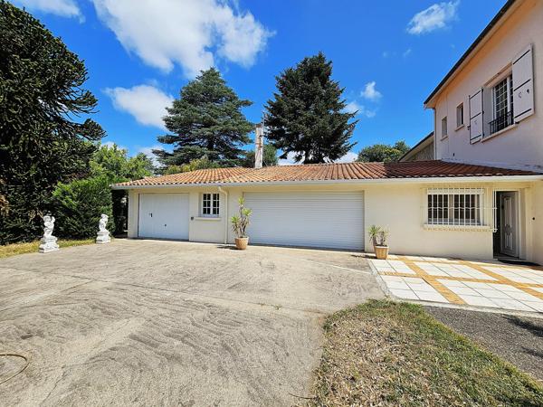 Villeneuve-sur-Lot (47300) Élégante propriété avec maison 200m², dépendances jardin et piscine