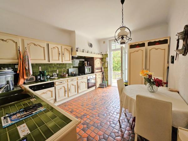 Villeneuve-sur-Lot (47300) Élégante propriété avec maison 200m², dépendances jardin et piscine