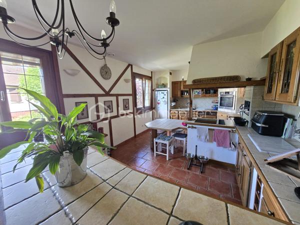Magnifique Pavillon sur sous-sol de 177m² à Marzy

Exclusif chez BSK Immobilier!!!

Dans le village très prisé de Marzy,  situé proche de toutes les écoles,  les commerces et les commodités, nous vous présentons ce magnifique pavillon élevé sur sous sol construit en 1984, d'une superficie habitable de 177m², comprenant 5 pièces dont salon séjour avec cheminée, cuisine indépendante aménagée et équipée, wc, salle de bain, 2 chambres au rez-de-chaussée, grand palier, dressing, 2 chambres, wc et salle d'eau à l'étage, cellier, cave, buanderie aménagée, grand garage de28m², terrasses et dépendance de jardin, le tout sur un beau terrain d'environ 1000m², arboré, entretenu et entièrement clos avec une vue imprenable sur la campagne Nivernaise .

Au rez-de-chaussée, ce pavillon propose une spacieuse entrée ainsi qu'un dégagement qui dessert toutes les pièces de la maison notamment un grand salon séjour de 32 m², pièce de vie lumineuse qui propose un insert de cheminée, pour de belles soirées au coin du feu, ainsi que deux belles portes fenêtres qui donne sur une grande terrasse en bois.
Le dégagement dessert une grande cuisine indépendante, aménagée et équipée de 23m².
Le rez-de-chaussée se complète de 2 chambres de 11 et 15m², une salle de bain et un wc indépendant.

De la cuisine, un escalier mène à l'étage, dont le grand palier de 25m², dessert deux chambres de 16 et 21m², la plus grande offrant un espace dressing.
L'étage se complète d'une salle d'eau avec wc,, d'un grand dressing et d'une pièce de rangement .

Au sous sol, ce pavillon propose un espace buanderie de 16m², un cellier de 15m², une pièce de rangement de 13m², un atelier de 20m², une cave, ainsi qu'un grand garage de 27m² avec porte de garage motorisée.

Tous les sols de cette maison sont en carrelage (Salon séjour, cuisine, salle de bain, wc, buanderie cellier, véranda, garage) mais aussi en parquet (palier et chambres), elle est composée d'un chauffage au bois (insert) ou électrique, d'une isolation double vitrage PVC imitation bois, ainsi que de volets bois standards.
Ce pavillon dispose de combles parfaitement isolés et d'une toiture en tuiles mécaniques bétons en très bon état.

Côté terrain, cette maison dispose d'un portail motorisé avec console d'accueil , d'une parcelle d'environ 1000 m² de terrain sans vis à vis entièrement clôturée, arborée et très bien entretenue, d'une terrasse en bois qui propose une vue imprenable sur la campagne Nivernaise,  de deux autres terrasses dont une sous appentis, ainsi que d'une dépendnace de jardin,
Côté assainissement, ce pavillon dispose du tout à l'égout conforme.
Il dispose de la fibre internet

Les plus de cette maison :
Sa proximité de toutes les commodités, des commerces et des écoles. La qualité générale du bien parfaitement entretenu avec des grands volumes de pièces dont son salon séjour, sa cuisine indépendante aménagée et équipée, ses 4 chambres et ses 2 salles de bains, sa buanderie aménagée, son garage, ses extérieurs et ses terrasses, son terrain parfaitement entretenu, arboré et totalement clôturé.

Des photos supplémentaires sont disponibles sur BSK IMMOBILIER > Nos conseillers > Olivier FRESLON
Pour tout renseignement complémentaire ou pour une visite, contactez moi au 07.62.78.13.13.

Idéale pour une grande famille, cette maison est un vrai coup de cœur, une opportunité à saisir!!!