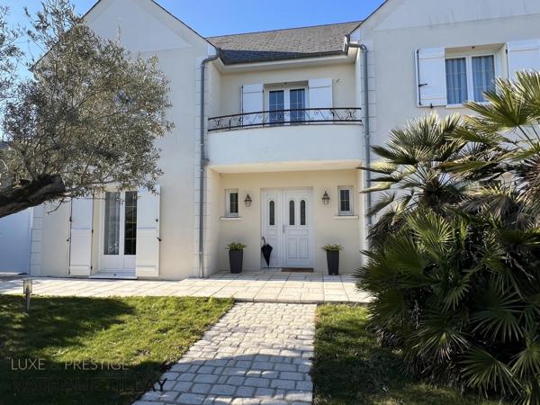 Saint Denis en val , proche Orleans, maison contemporaine de 2005, jardin paysagé et piscine