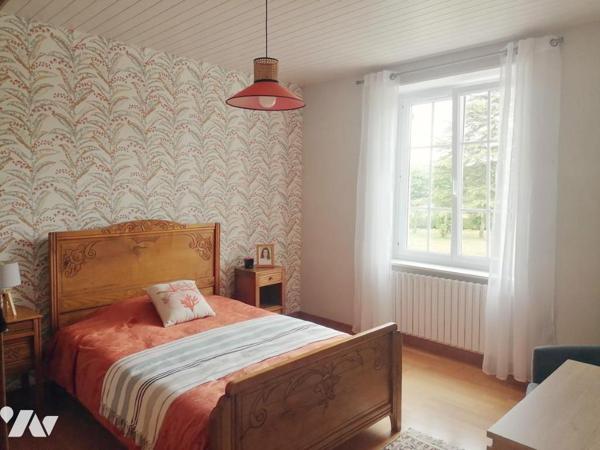 Maison en pierre avec hangar + dépendances