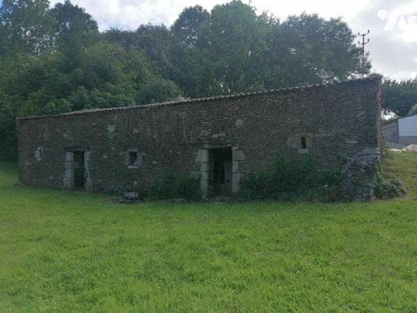 Maison en pierre avec hangar + dépendances