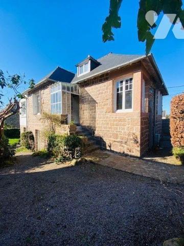 Maison construite en 1948, en pierre sous ardoises, composée au rez-de-chaussée surélevé:  Vest...