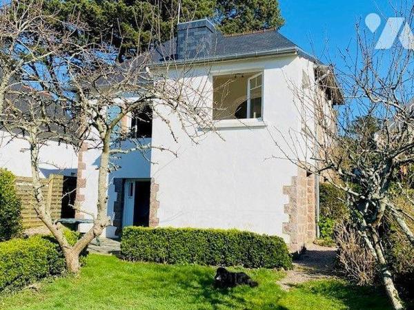 Maison construite en 1948, en pierre sous ardoises, composée au rez-de-chaussée surélevé:  Vest...