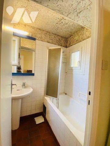 Maison construite en 1948, en pierre sous ardoises, composée au rez-de-chaussée surélevé:  Vest...