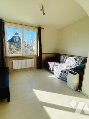 Maison construite en 1948, en pierre sous ardoises, composée au rez-de-chaussée surélevé:  Vest...