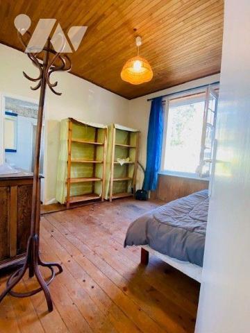 Maison construite en 1948, en pierre sous ardoises, composée au rez-de-chaussée surélevé:  Vest...