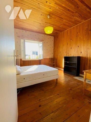 Maison construite en 1948, en pierre sous ardoises, composée au rez-de-chaussée surélevé:  Vest...