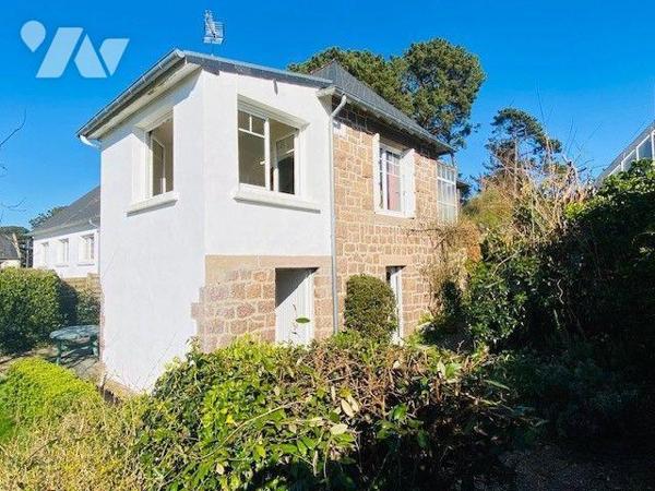 Maison construite en 1948, en pierre sous ardoises, composée au rez-de-chaussée surélevé:  Vest...